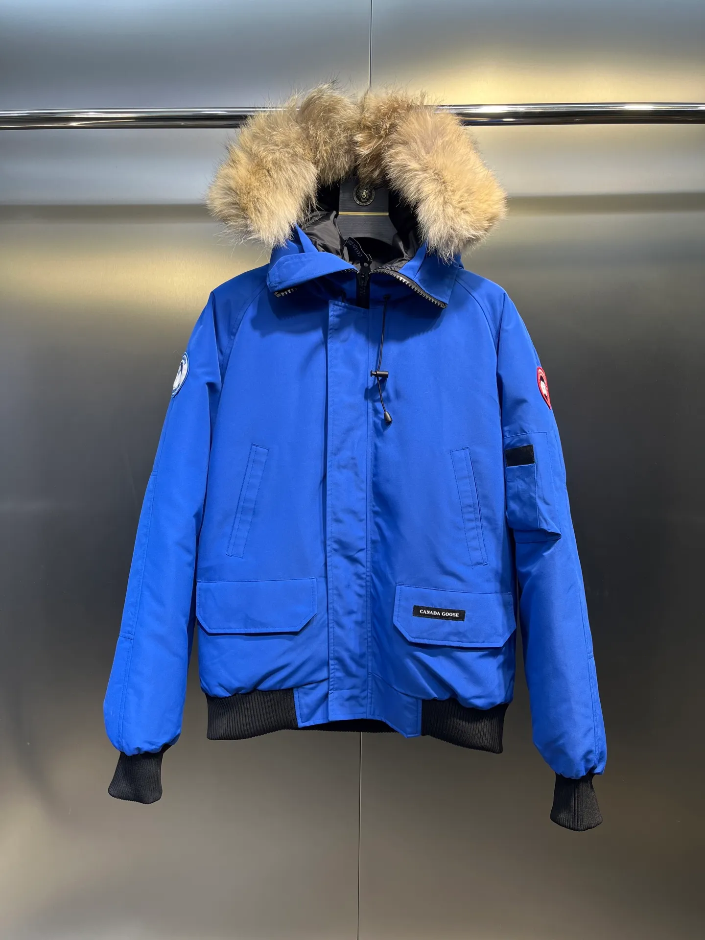 P720 high-end version (new version of Big Goose 01) Canada Goose Canada Goose #Chilliwack 7999M bomber jacket short down jacket/01 model #Men and Women Same Style# ➖ Genuine synchronous anti-counterfeiting chip sensor! ➖ Imported 21S polyester-cotton blended original fabric [last year’s 16S/18S hard fabrics have been completely eliminated, this year all use 21S genuine synchronous fabrics, the soft mid-strap feels delicate and textured], genuine synchronous Feather-Light 10D waterproof coating fabric, made of 84.5 polyester fiber and 15.5 cotton, 100% the best feel in the entire network! ➖ The genuine official website is synchronized with the national standard 80 white duck down, you can check the official website customer service, there will never be a series of misleading claims such as 90 down or goose down! ➖ Using the best nylon lining with double double-layer sealing design, velvet-proof No. 7 needle + grid-filled down ready-made garments, there is 100% no so-called velvet running! ➖ The cuffs are designed with thickened seamless threads, and the collar and pockets are lined with top-quality polar fleece to keep you warm and comfortable! ➖ Yoshida YKK provides original custom-made electroplated sliders. YKK two-way lockable zippers are tight and smooth and will not peel off paint! ➖ 3M composite guarantees that the Velcro is the same as the original, durable, and all accessories and hardware are custom-made! ➖ Imported BEHRINGER embroidery machine to customize the 10,000-needle embroidery logo, 98% of which can be reproduced to restore the original logo. You can check and compare on the official website! ➖ The fur collars are all made of large pieces of Western Canadian blue wolf hide, ensuring that each fur collar is 13-15cm wide!   Size:XS-XXL